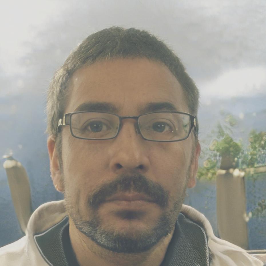 Retrato profesional de Casimiro participante del programa
